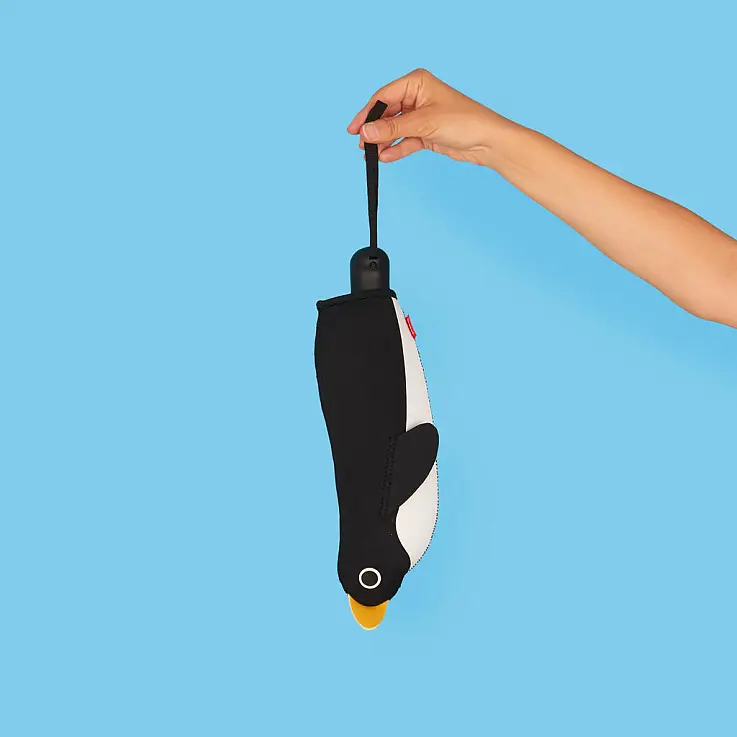 Il s'ouvre à l'aide d'un bouton et se range dans son étui de protection