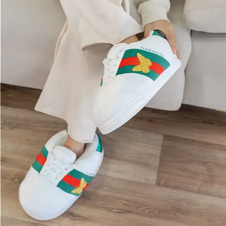 Son tissu ultra-doux garde les pieds bien au chaud