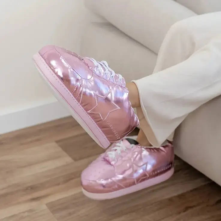 Chaussons d'intérieur géants rose métallisé