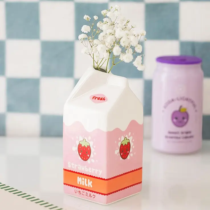 Vase kawaii en forme de brique de lait à la fraise