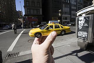 Un taxi amarillo, de juguete, por las calles de Manhattan