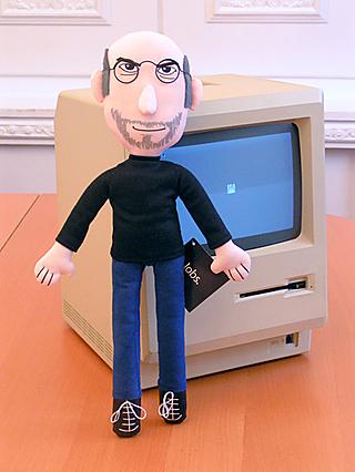 Steve Jobs con su clásico jersey negro de cuello vuelto