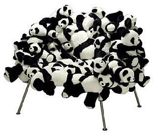 Sillón de osos panda de peluche diseñado por Fernando y Humberto Campana