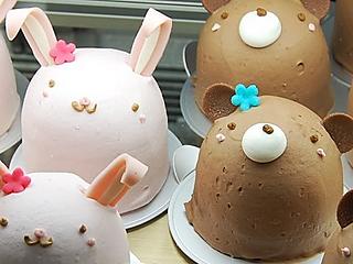 Rabbit and bear shaped White Day cakes at the Anniversary shop